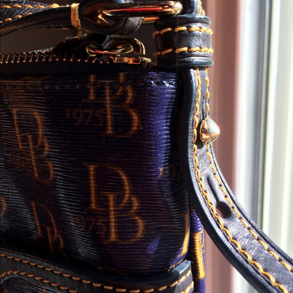 Dooney & Bourke side bag - Picture 4 of 8